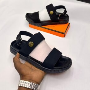 Rugged yet refined, the Timberland Slide Sandal offers everyday comfort with a touch of outdoor-inspired durability and iconic brand style.