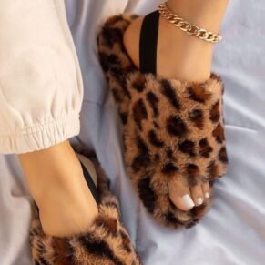 Ultra-soft fluffy sandals with plush lining for cloud-like comfort at home or outdoors.