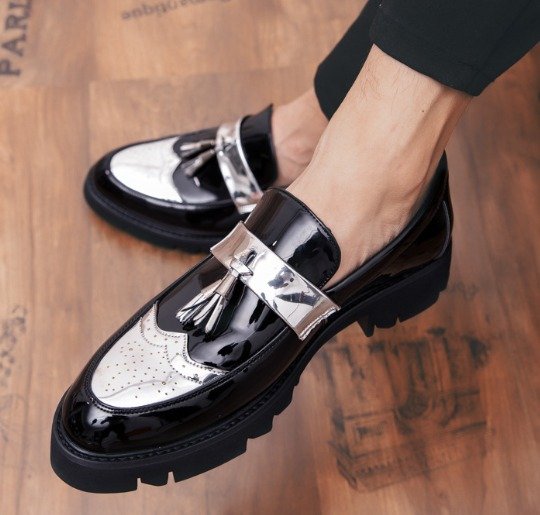 Elegant and stylish men's dress shoes, perfect for business or formal occasions, featuring a classic tassel design and shiny leather finish.