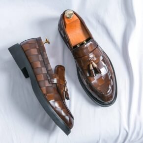 Elevate your wardrobe with classic tassel loafers—crafted from premium materials, featuring elegant tassel details, and designed for both formal and casual settings.
