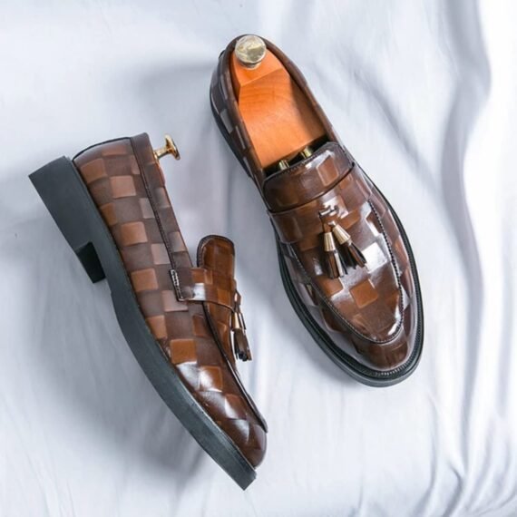 Elevate your wardrobe with classic tassel loafers—crafted from premium materials, featuring elegant tassel details, and designed for both formal and casual settings.
