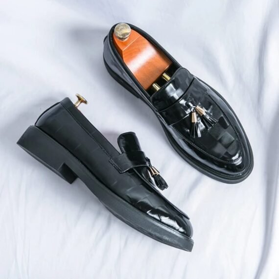 Elevate your wardrobe with classic tassel loafers—crafted from premium materials, featuring elegant tassel details, and designed for both formal and casual settings.
