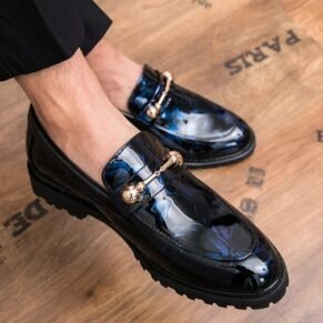 Elevate your style with men's casual wetlook loafers—featuring a high-gloss finish and comfortable slip-on design for both formal and casual settings.
