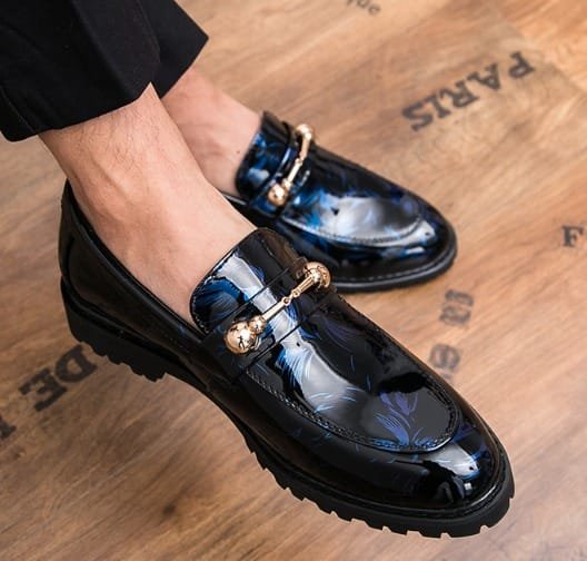Elevate your style with men's casual wetlook loafers—featuring a high-gloss finish and comfortable slip-on design for both formal and casual settings.
