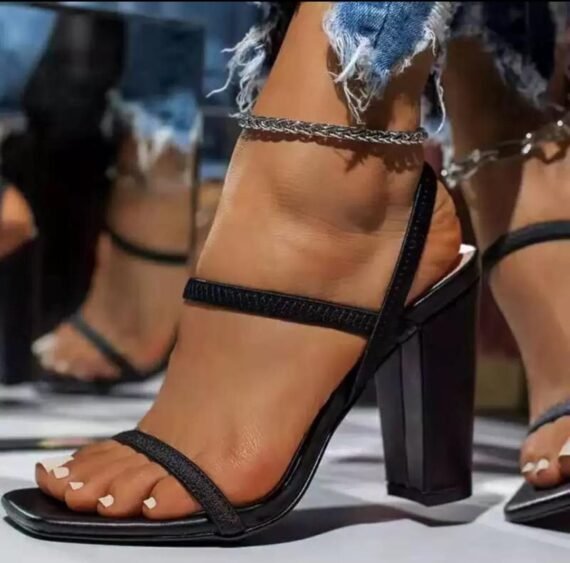 Sneakers and loafers in a variety of styles and colors, perfect for everyday wear or for special occasions. Discover the latest trends in women's footwear with these stylish and comfortable heels.